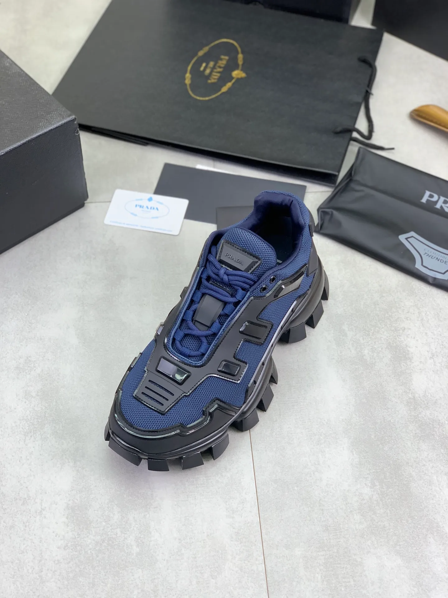 Men's Men's Shoes P660 New Top Version PRADA Prada Dark Punk Martin Rock Tank Mecha Hardcore Fighting Shoes ☑️ A century-old brand, the unique hardcore design has entered the public eye. The tank element is used as the sole design, subverting conventions, breaking the monotony, brightening the overall shape, eye-catching, and achieving a meaningless appearance. With its hard-core styling and metal accessories full of design, it unleashes an unruly punk spirit, interprets a unique and iconic style, and demonstrates the leadership level of its pioneer originator in the field of thick-soled shoes. It is the nirvana darling of major fashion weeks. 📣📣The ultra-light foam outsole solves the problem of bulkiness and is suitable for those who know the difference. ✅Fabric: Original splicing design and production ✅Inner: Original lining➕Cow leather insole. ✅Original foam combination outsole with 8cm heel height and super light weight. ✅Code number: Female 35-39 (40 is customized and non-refundable) Male 39-45 (46 and 47 are customized and non-refundable) Full package at the counter